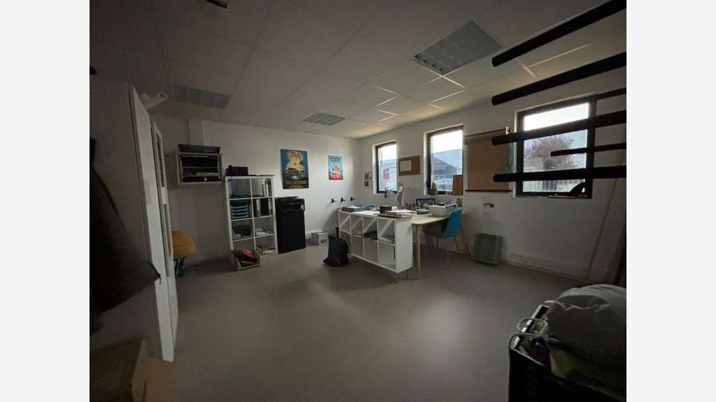 Loue local commercial 100m² St-Évarzec empl strat