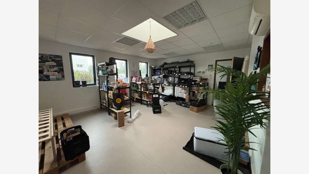 Loue local commercial 100m² St-Évarzec empl strat