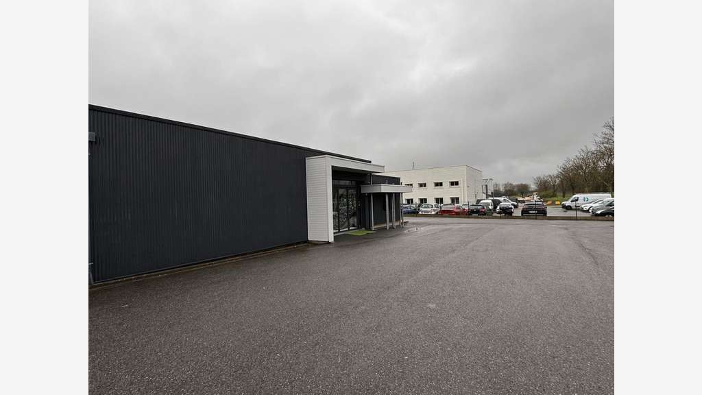 Loue local commercial 100m² St-Évarzec empl strat