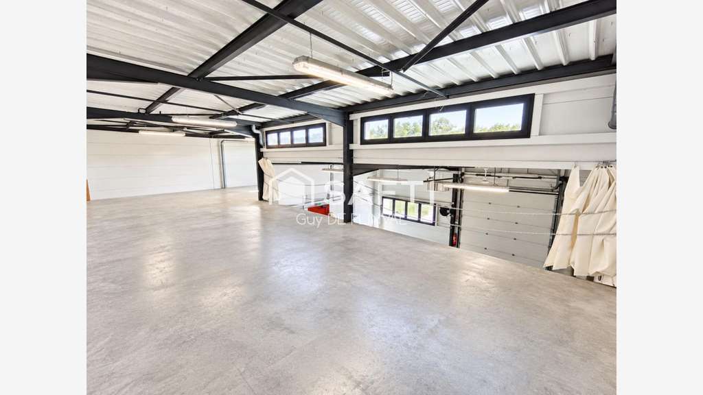 Loue local d'activité bureaux 256m² à Saint-Félix