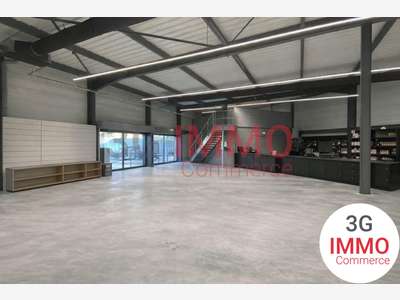 A louer local commercial neuf de 399m² à Saintes