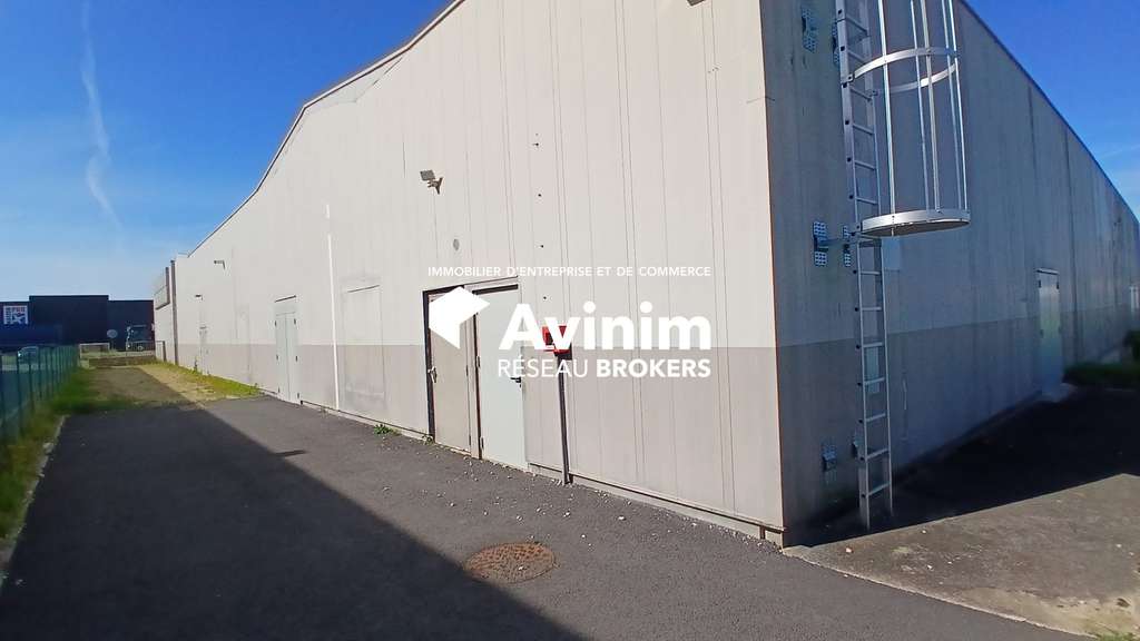 Très beau local 1025m² à louer à Bourges
