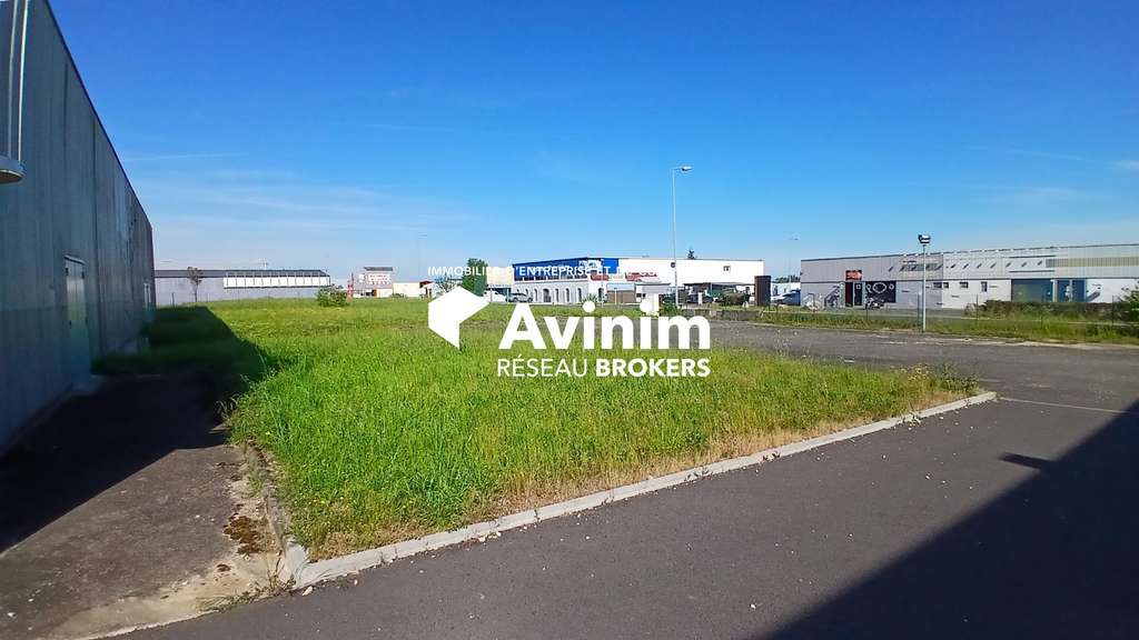 Très beau local 1025m² à louer à Bourges