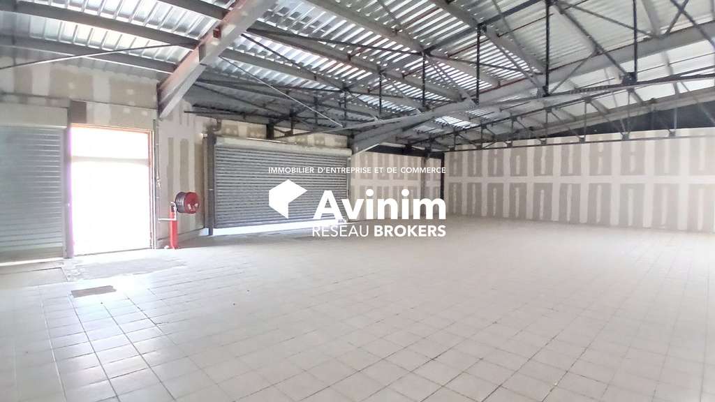 Très beau local 1025m² à louer à Bourges