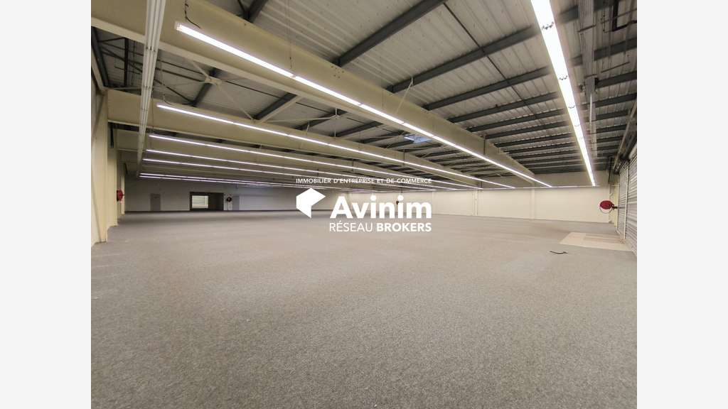 Très beau local 1025m² à louer à Bourges