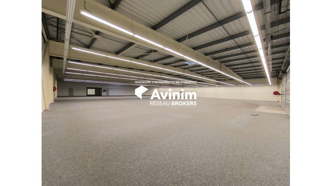Très beau local 1025m² à louer à Bourges