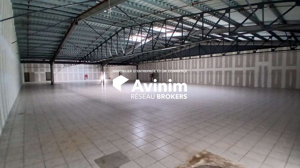 Très beau local 1025m² à louer à Bourges
