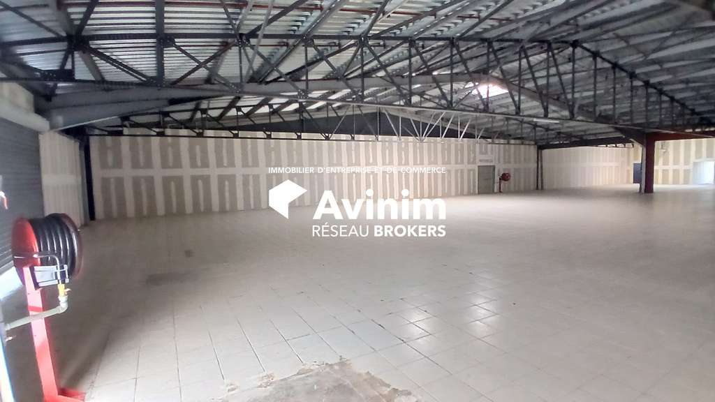 Très beau local 1025m² à louer à Bourges