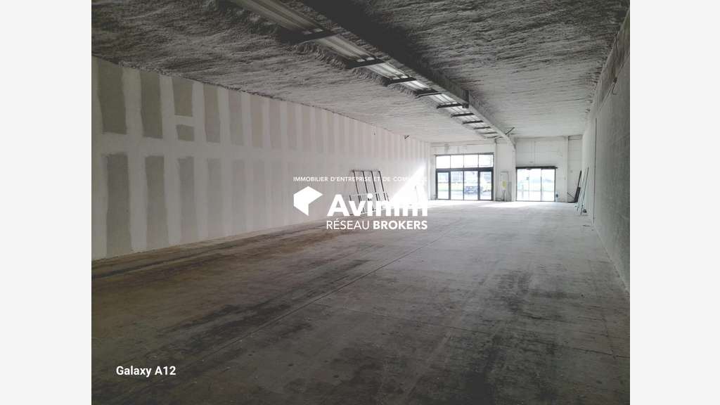 Très beau local 270m² neuf à louer à Bourges
