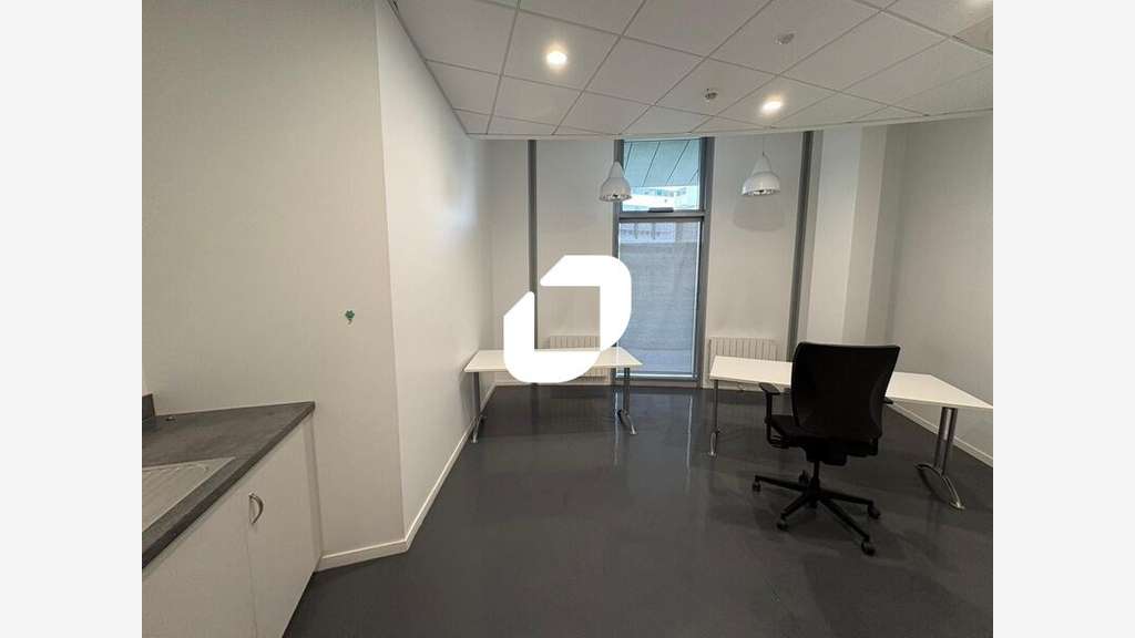 vous propose à la location, un local comm