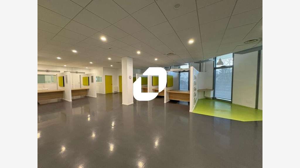 vous propose à la location, un local comm