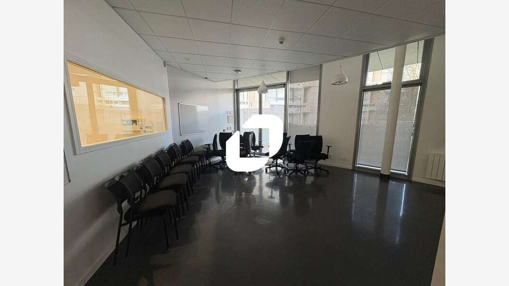 vous propose à la location, un local comm