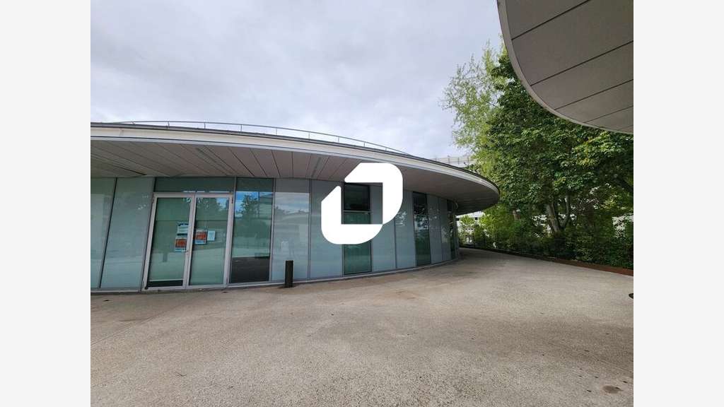  vous propose à la location, un local comm