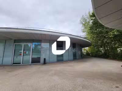  vous propose à la location, un local comm
