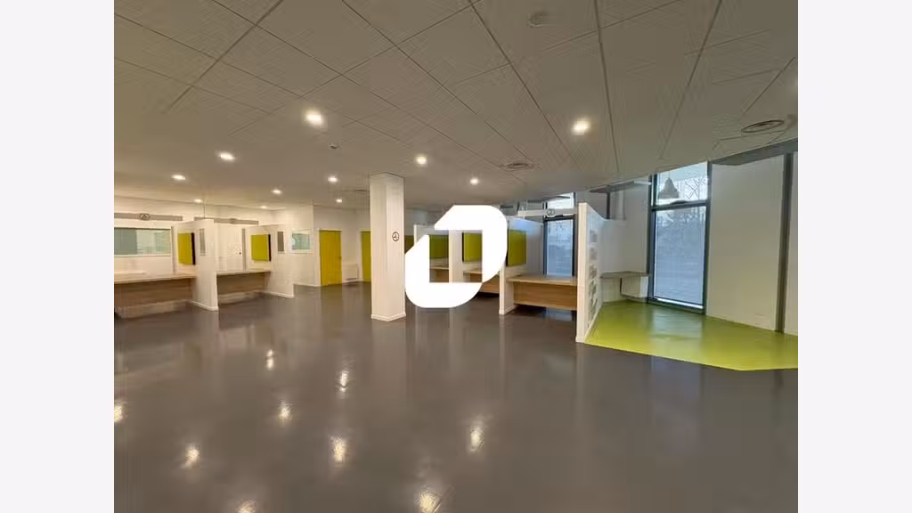  vous propose à la location, un local comm