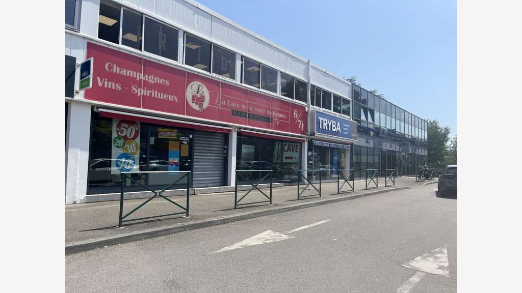 A louer cellule face Auchan et au tram St Herblain