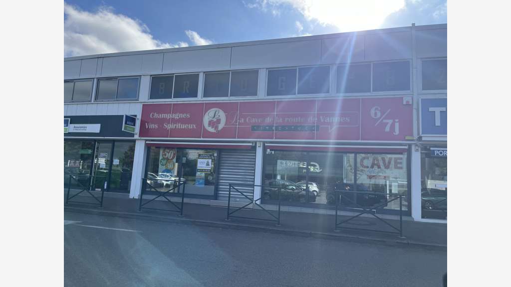 A louer cellule face Auchan et au tram St Herblain