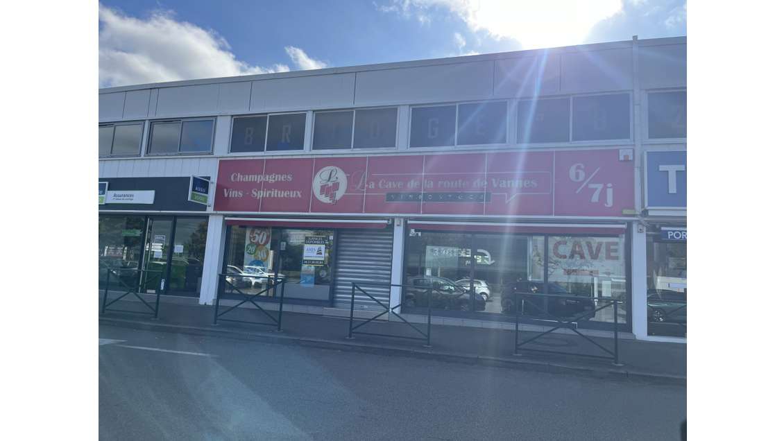 A louer cellule face Auchan et au tram St Herblain