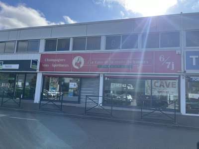 A louer cellule face Auchan et au tram St Herblain