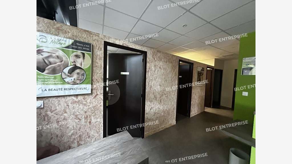 À LOUER - LOCAUX COMMERCIAUX - 89 M² - SAINT H