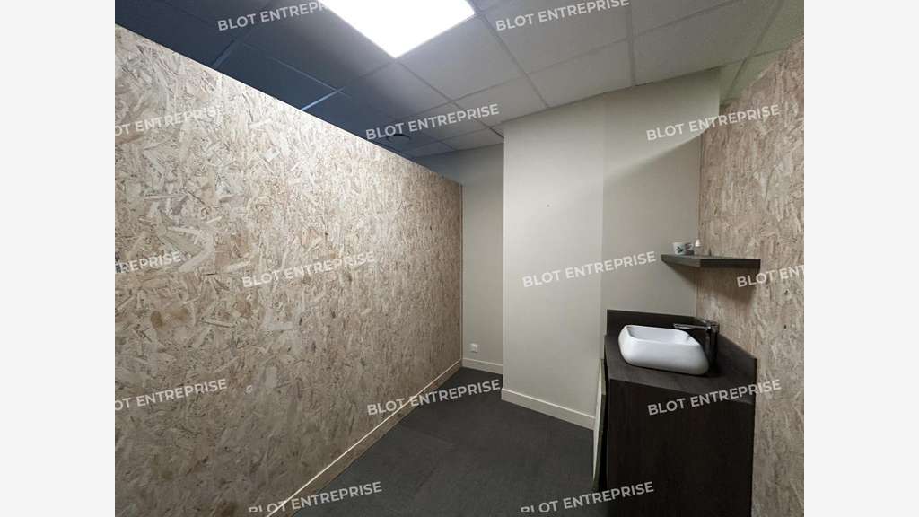 À LOUER - LOCAUX COMMERCIAUX - 89 M² - SAINT H