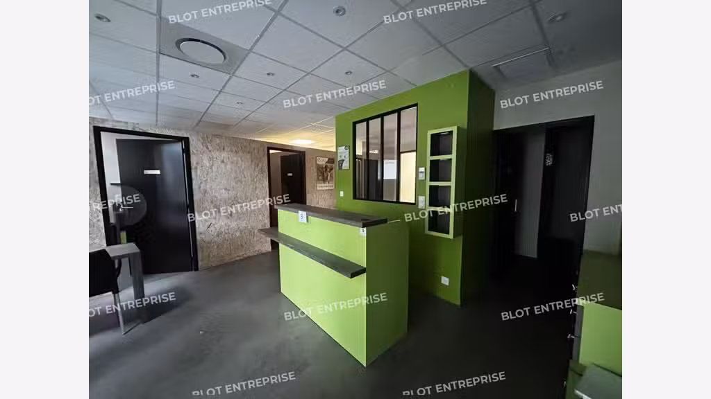 À LOUER - LOCAUX COMMERCIAUX - 89 M² - SAINT H
