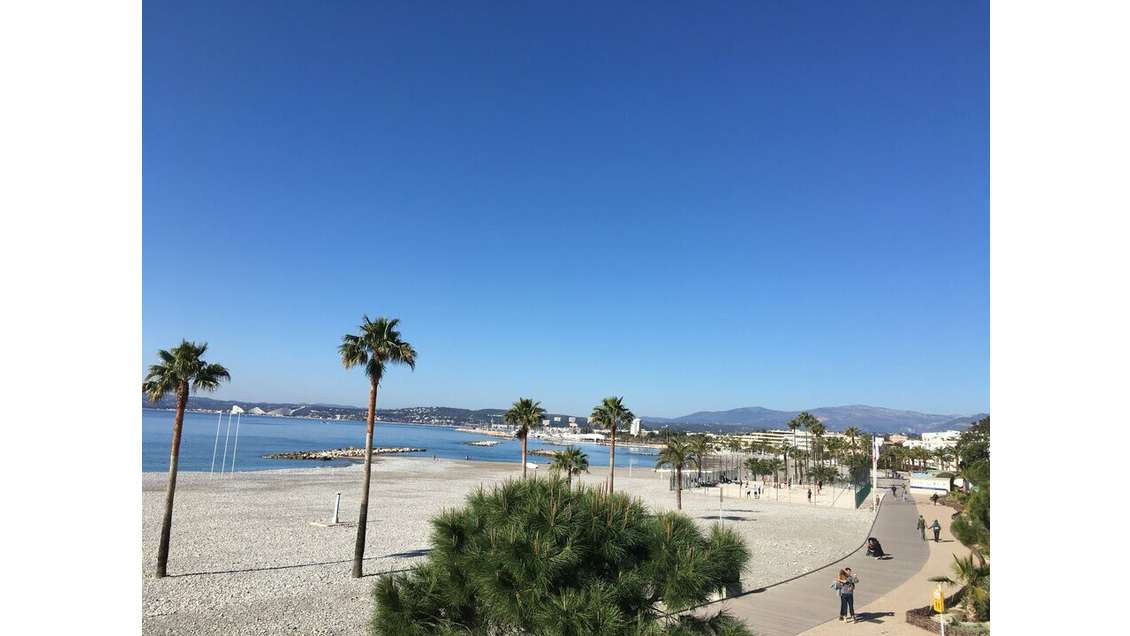 Magnifique local commercial à louer face Cap3000