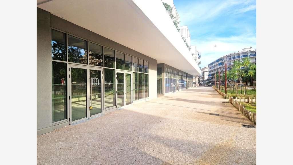 A louer local 85m² St-Laurent-du-Var Square Benes