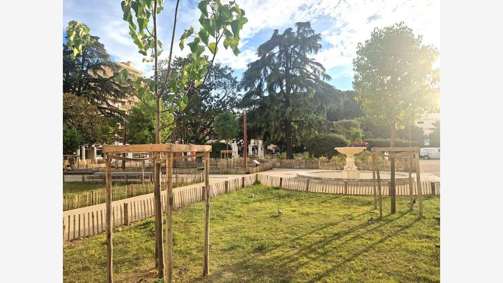 A louer local 85m² St-Laurent-du-Var Square Benes