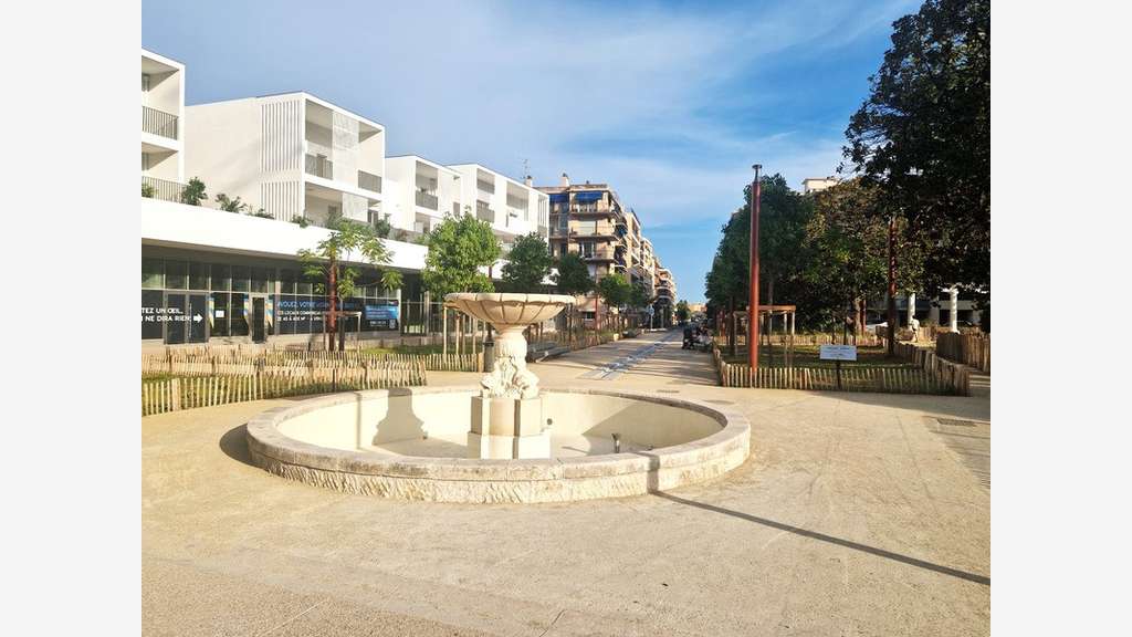 A louer local 144m² St-Laurent-du-Var Square Benes