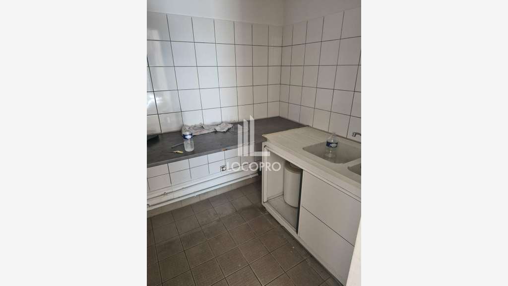 Location local commercial 100m² St-Laurent-du-Var