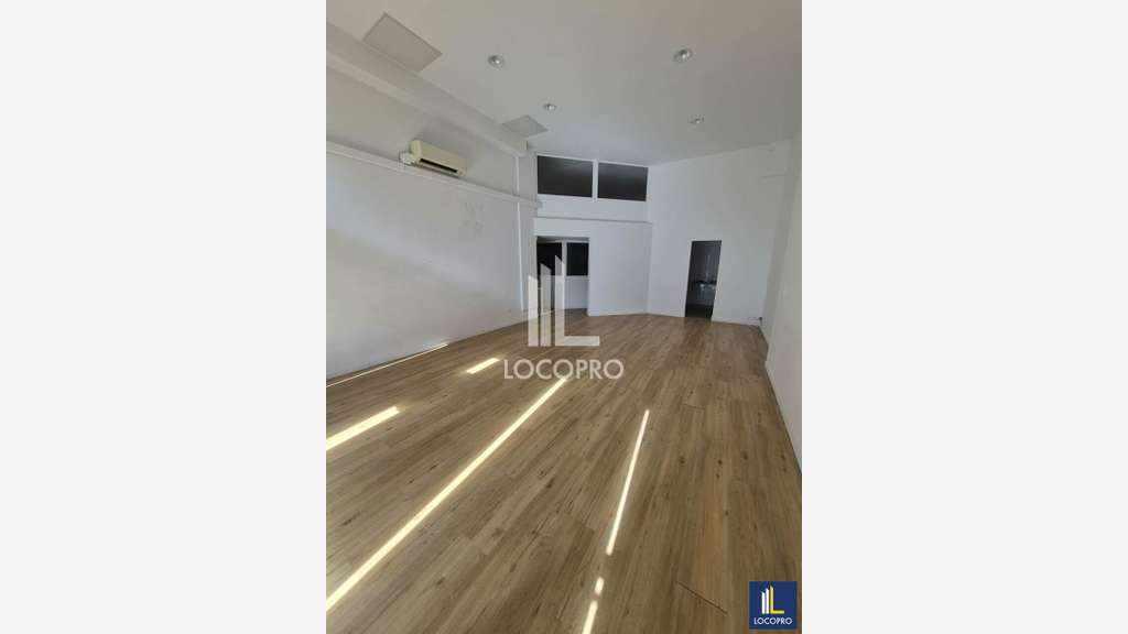 Location local commercial 100m² St-Laurent-du-Var