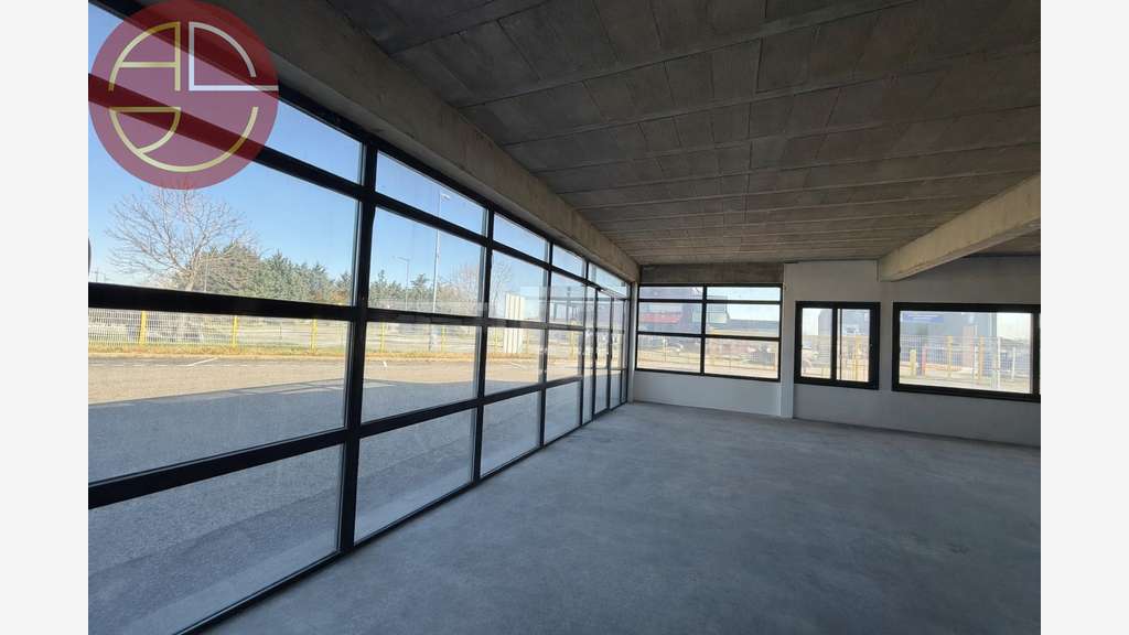 Local commercial 450m² à louer en R+1 à Saint-Lys