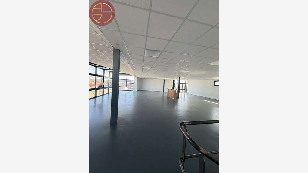 Local commercial 450m² à louer en R+1 à Saint-Lys