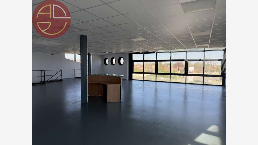 Local commercial 450m² à louer en R+1 à Saint-Lys