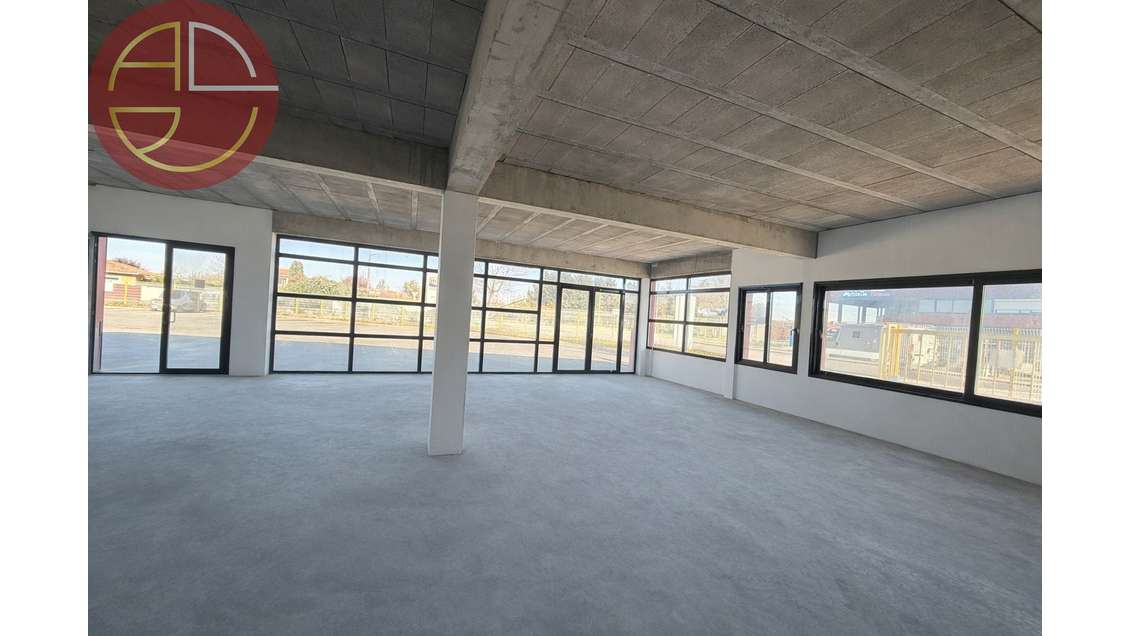 Local commercial 450m² à louer en R+1 à Saint-Lys
