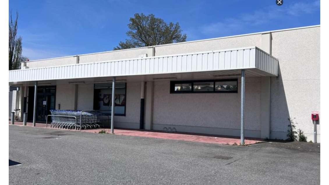 A louer local de 700m² en zc Saint Martin de Crau