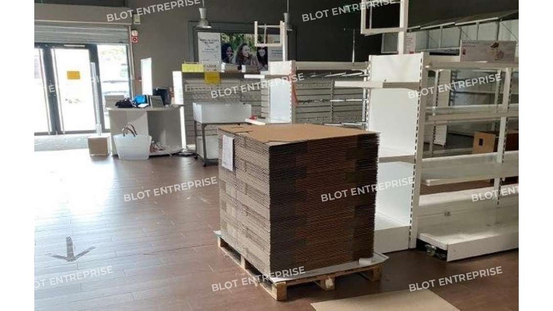 A louer local commerce 625m² St-Martin-des-Champs