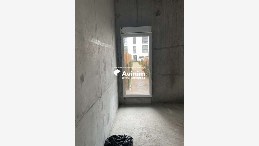 Local neuf 77m² RDC à louer à St-Maur-des-Fossés
