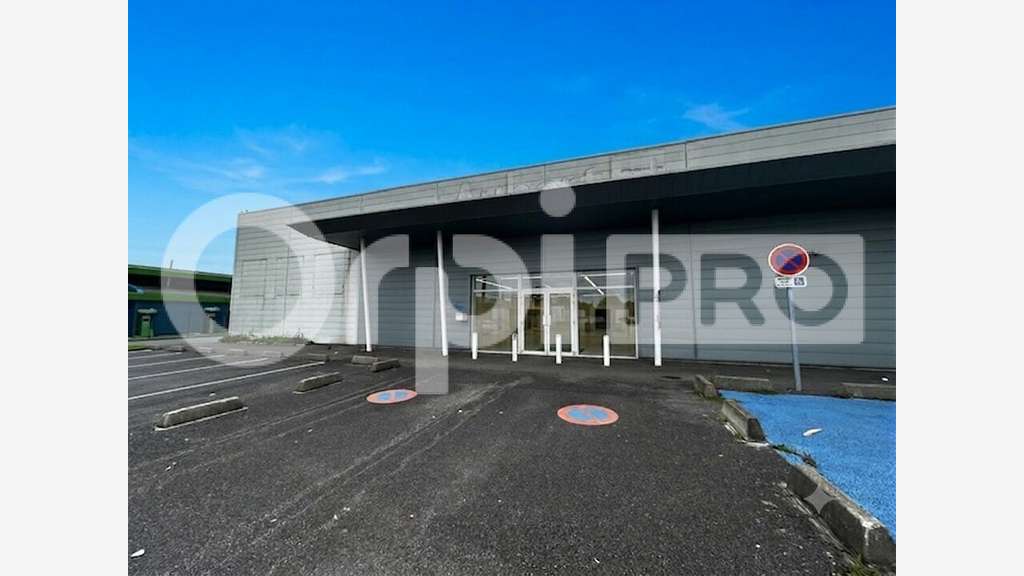 Local commercial de 1142m² à louer Saint-Maximin