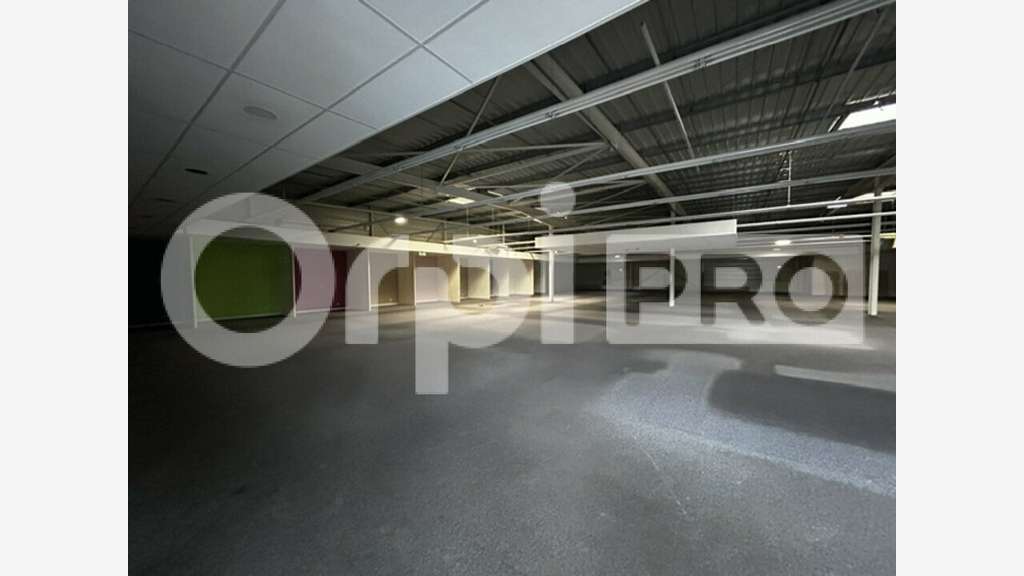 Local commercial de 1142m² à louer Saint-Maximin