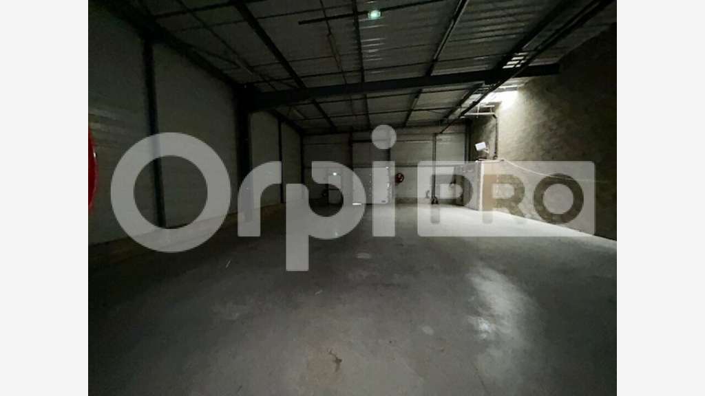 Local commercial de 1142m² à louer Saint-Maximin