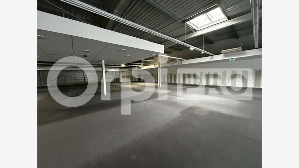 Local commercial de 1142m² à louer Saint-Maximin