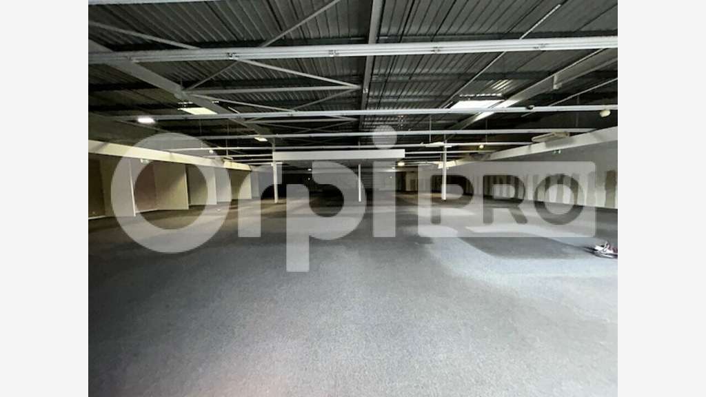 Local commercial de 1142m² à louer Saint-Maximin