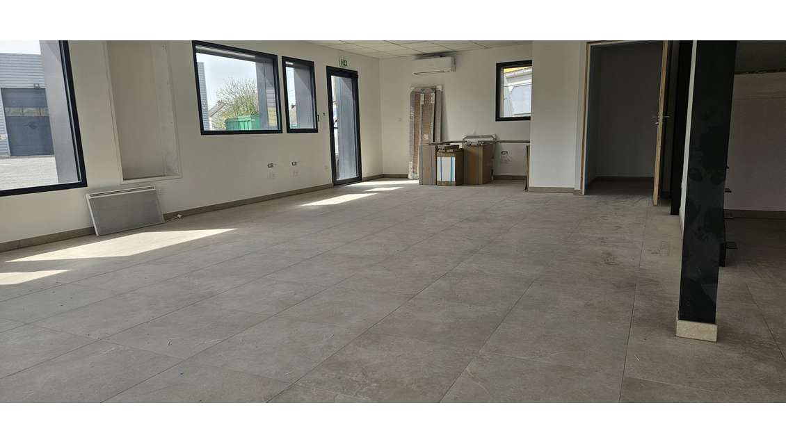 Local commercial neuf 300m² à Saint-Méen-le-Grand