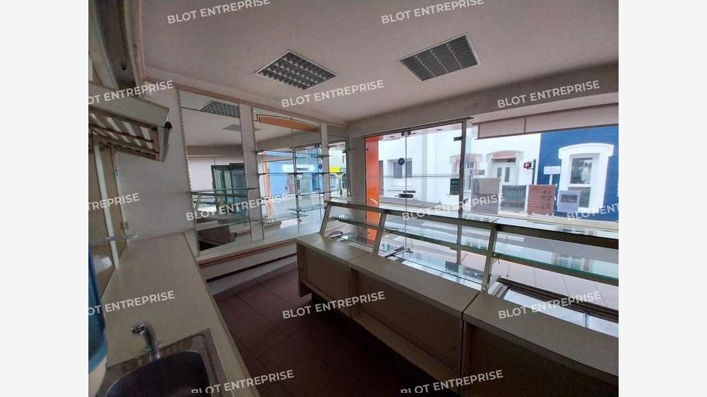 A louer locaux de 194m² à Saint Michel Chef Chef