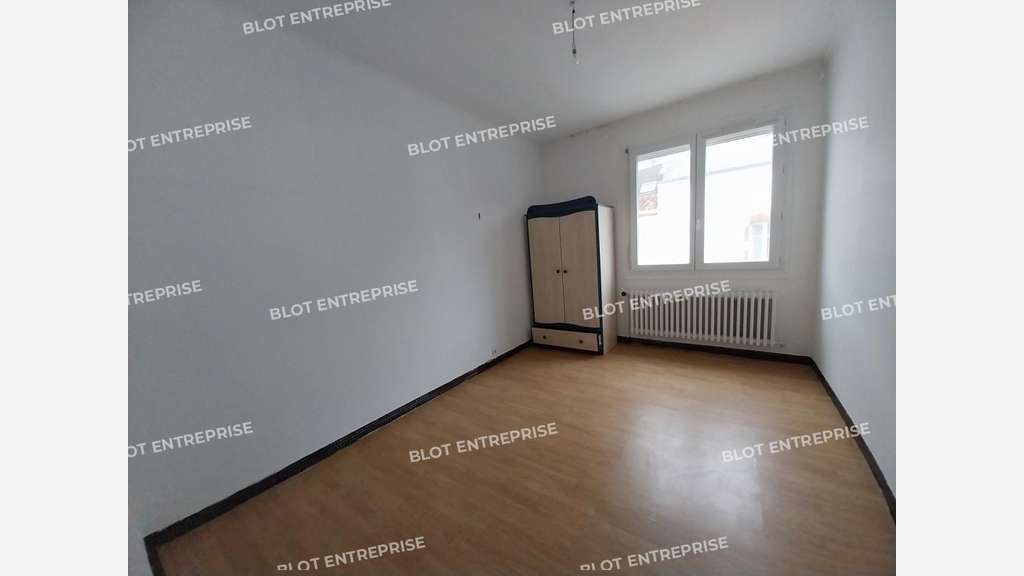 A louer locaux de 194m² à Saint Michel Chef Chef