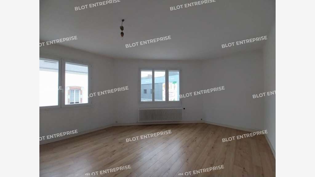 A louer locaux de 194m² à Saint Michel Chef Chef