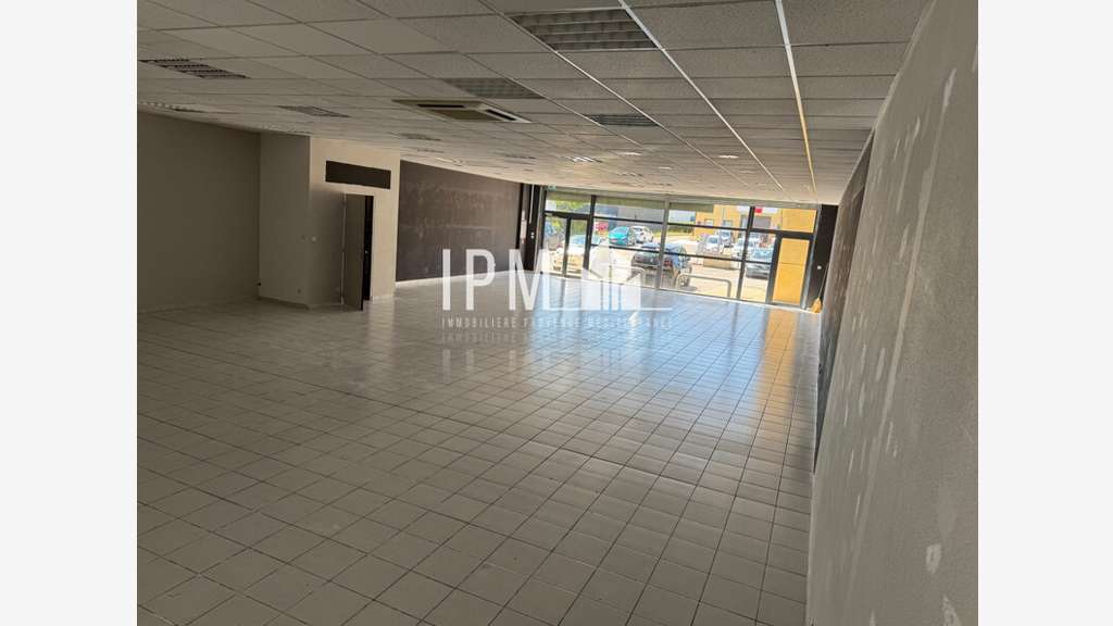 A louer local commerce 180m² ZAC des Etangs 13920