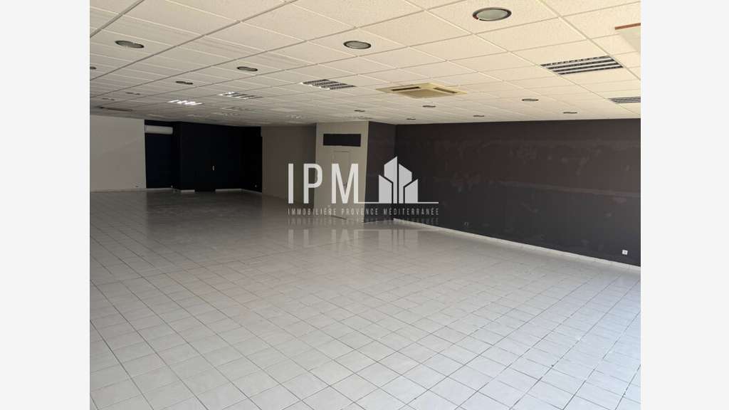 A louer local commerce 180m² ZAC des Etangs 13920